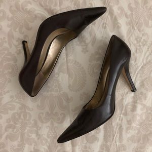 Nine West classic brown leather pumps